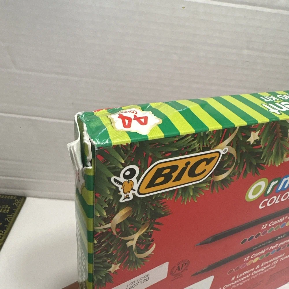 BIC Ornament Coloring Kit,‎ 44 Count,12 Pencils,12 Felt Pens,12 3D Ornaments +